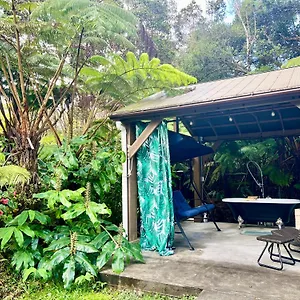 Romantic Retreat: Luxury Soak-tub & Firepit Near Hawaii Park Volcano